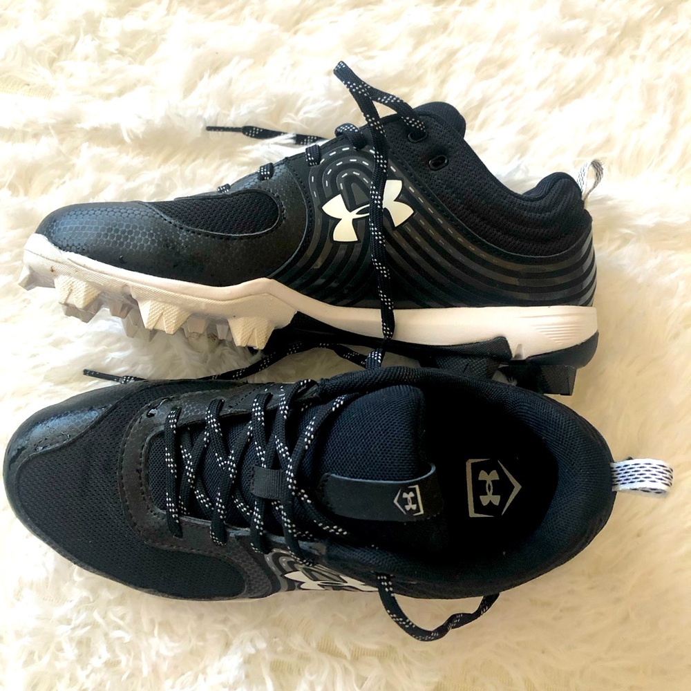 Womens UA Softball Cleats
New - worn once